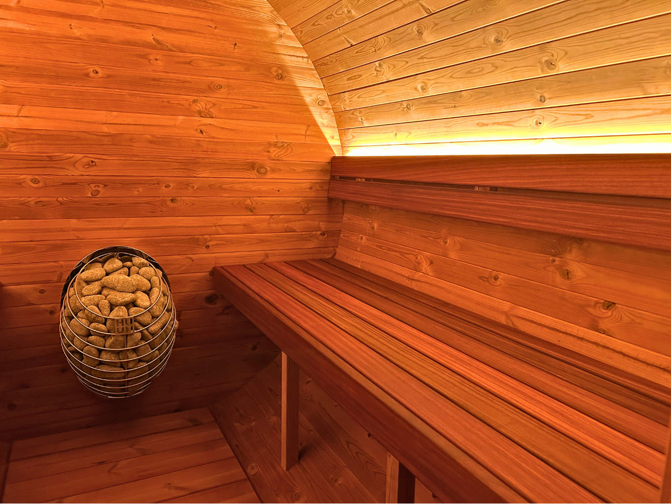 Interiér luxusní sudové sauny s osvětlení pomocí LED pásků